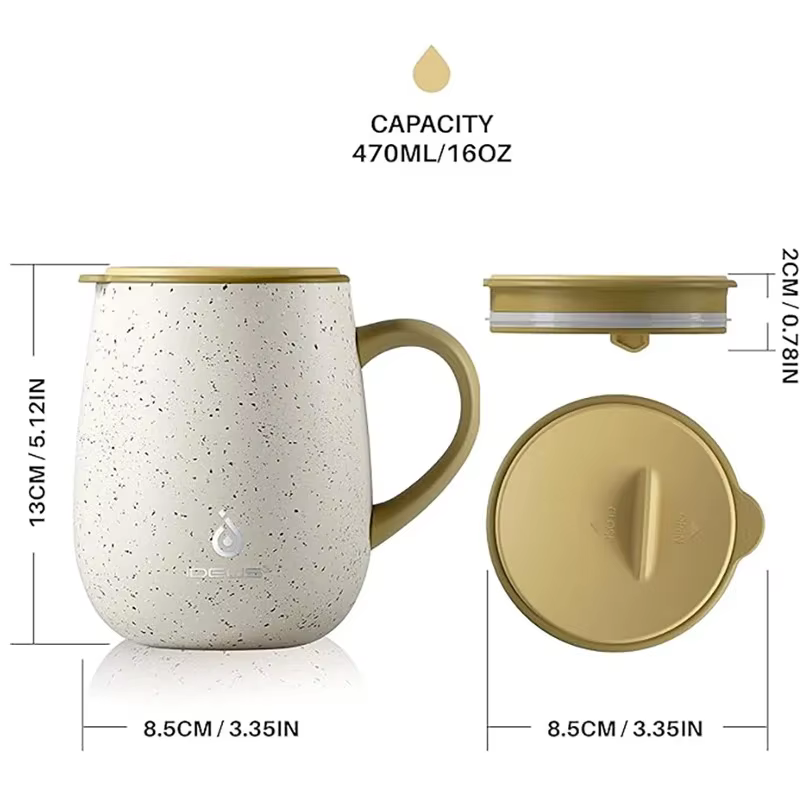 La tasse à café isotherme Ideus a une poignée et un couvercle. C'est