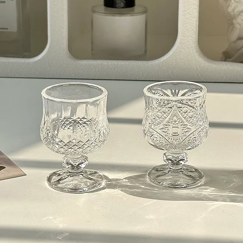 Petit gobelet en verre gaufré gravé de style coréen