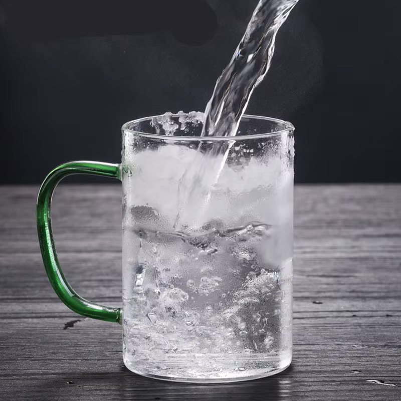 Tasse en verre transparente pour le petit déjeuner
