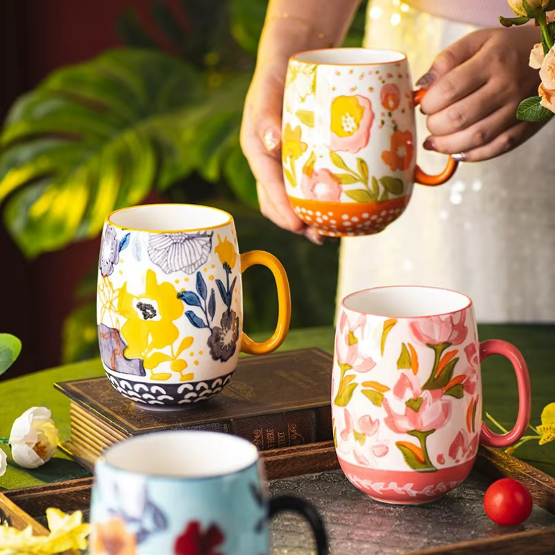 Tasse à café en céramique rétro dessinée à la main