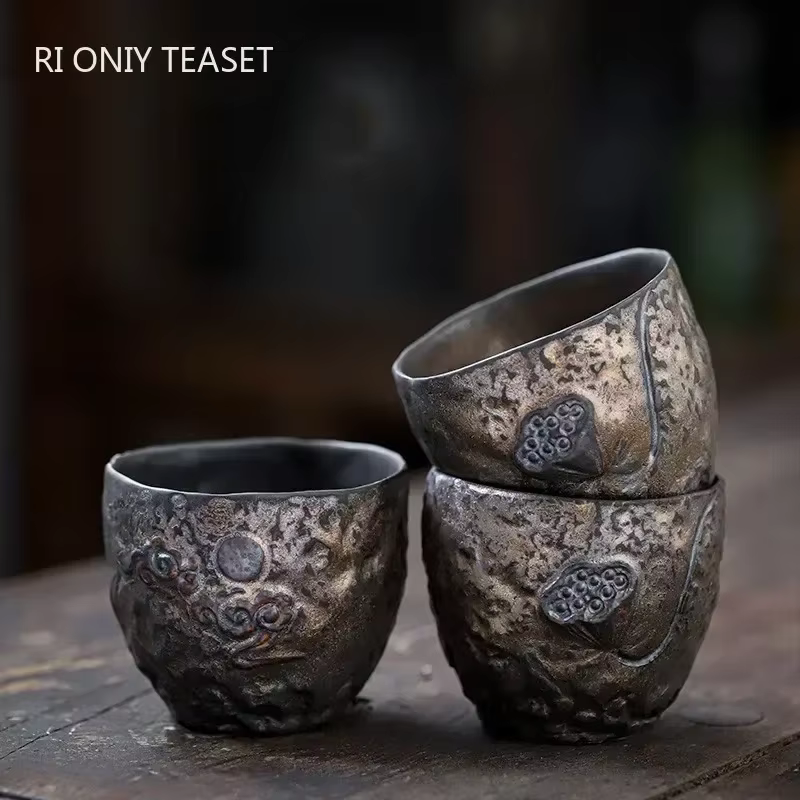 Tasse à thé dorée en poterie traditionnelle japonaise