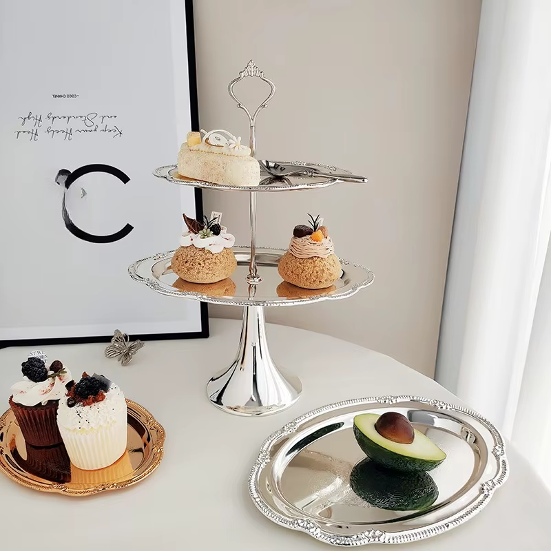 Plateau de service vintage en argent gaufré pour desserts