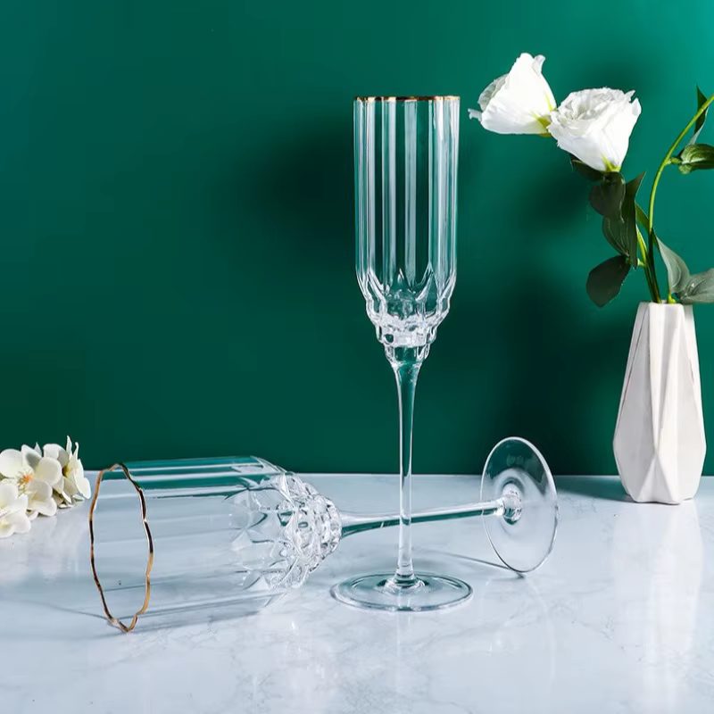Verre à vin rouge en or et diamant