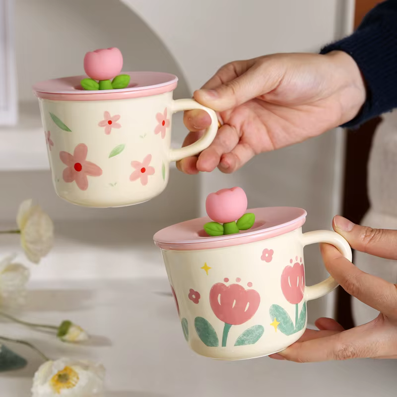 Tasse à café créative avec fleur de tulipe
