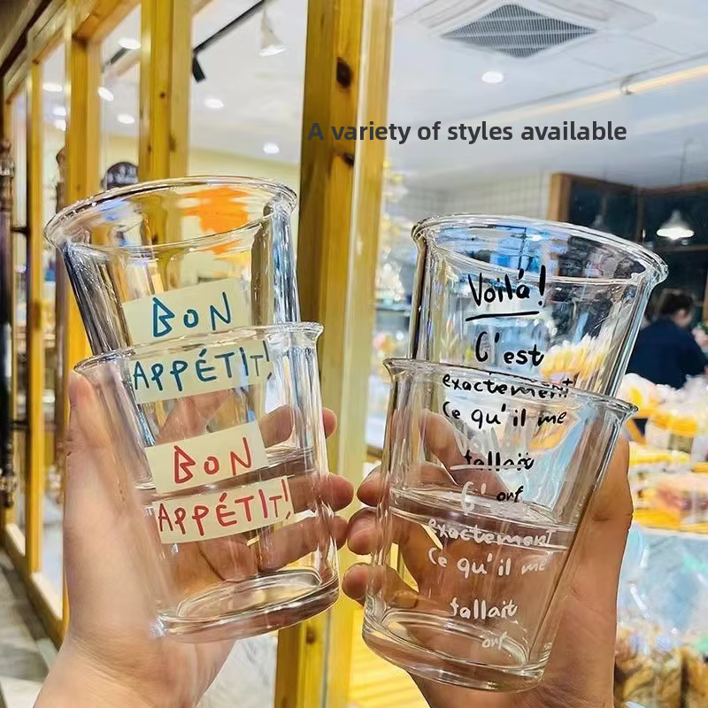 Verre à lettres françaises au design élégant