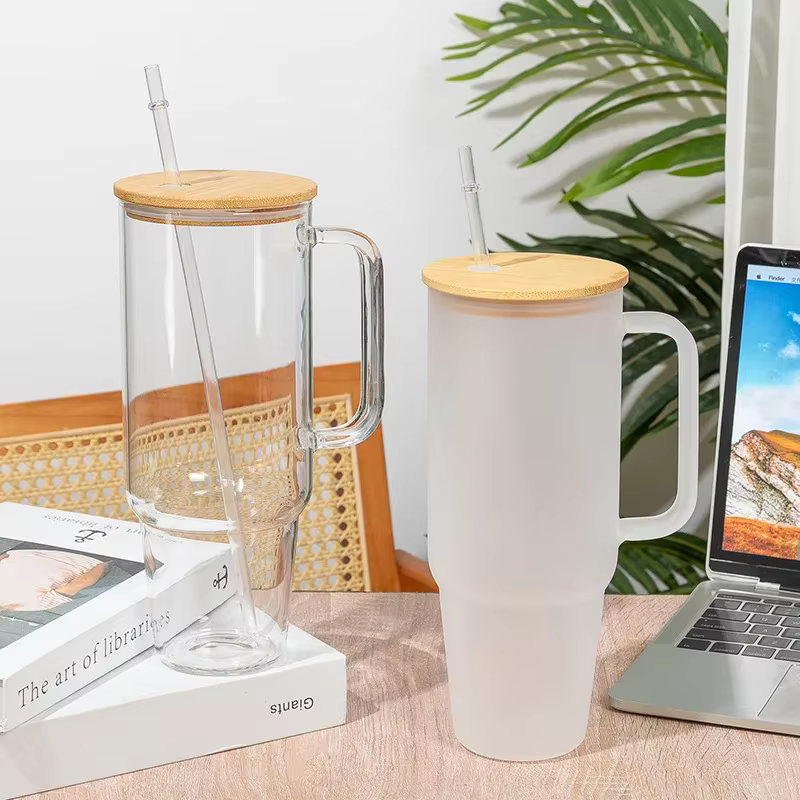 Tasse en verre avec poignée et couvercle en paille