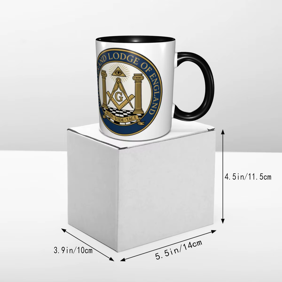 Tasse en céramique carrée et boussole