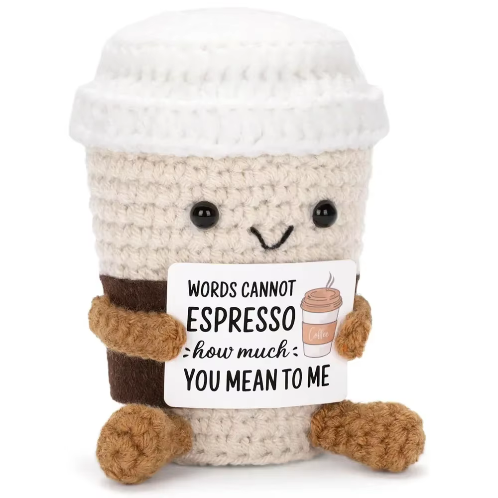 Nouveau drôle Crochet soutien émotionnel café poupée avec carte ornement de bureau à la main tricoté