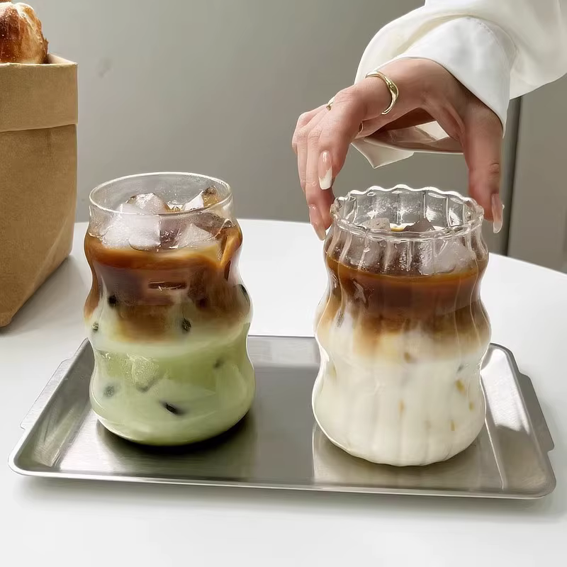 Verre transparent pour thé à bulles avec pailles
