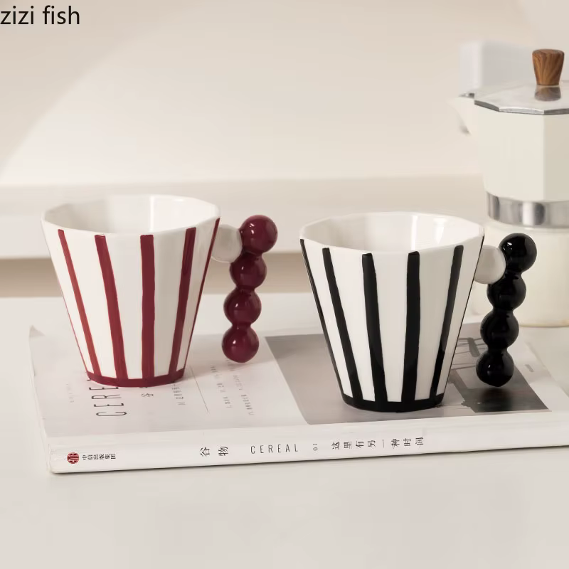 Tasse en céramique rayée rétro