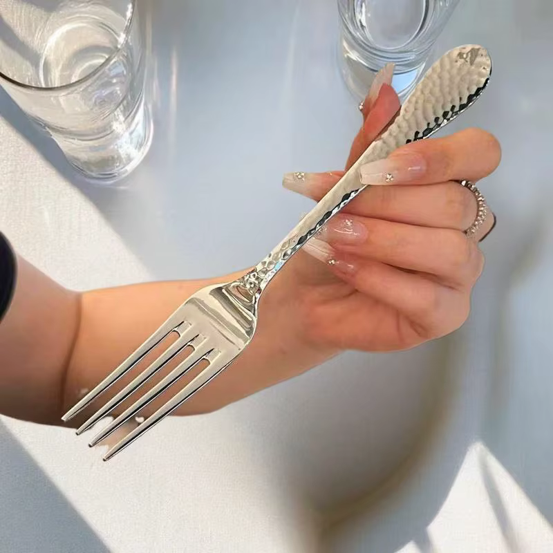 Couverts de cuisine essentiels - Fourchettes à dîner en acier inoxydable à long manche ; Vaisselle à quatre dents