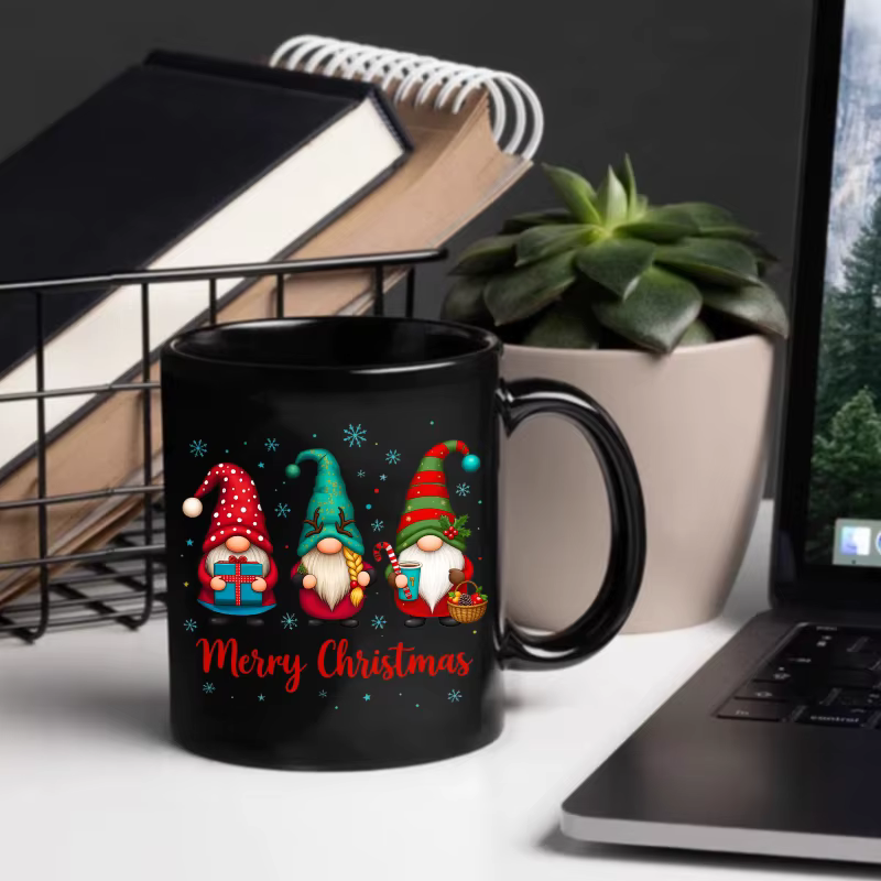 Tasse de Noël, elfe noir avec cadeaux et texte "Joyeux Noël"