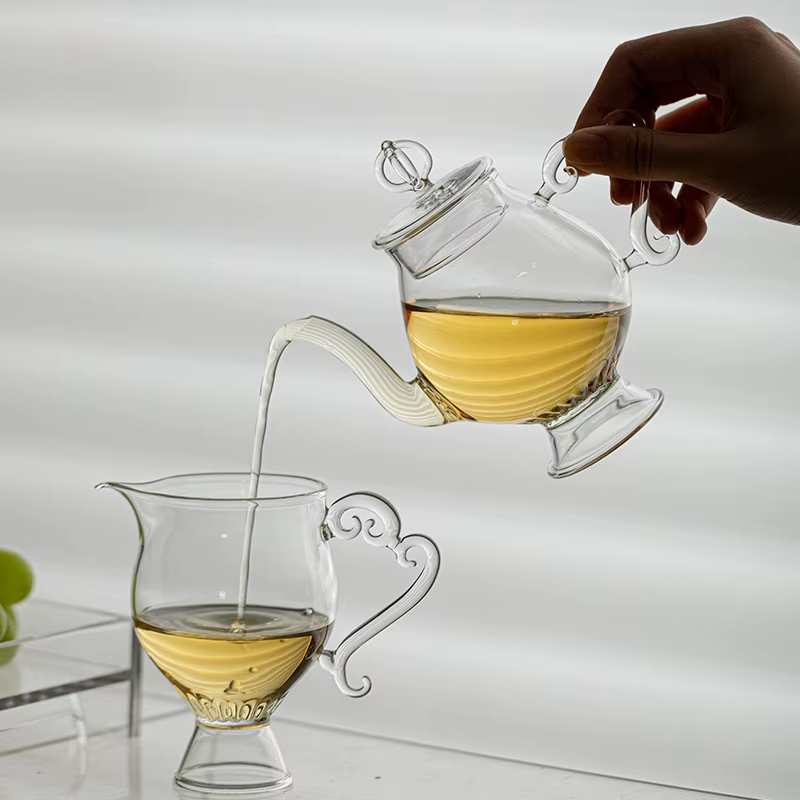 Théière en verre faite à la main vintage