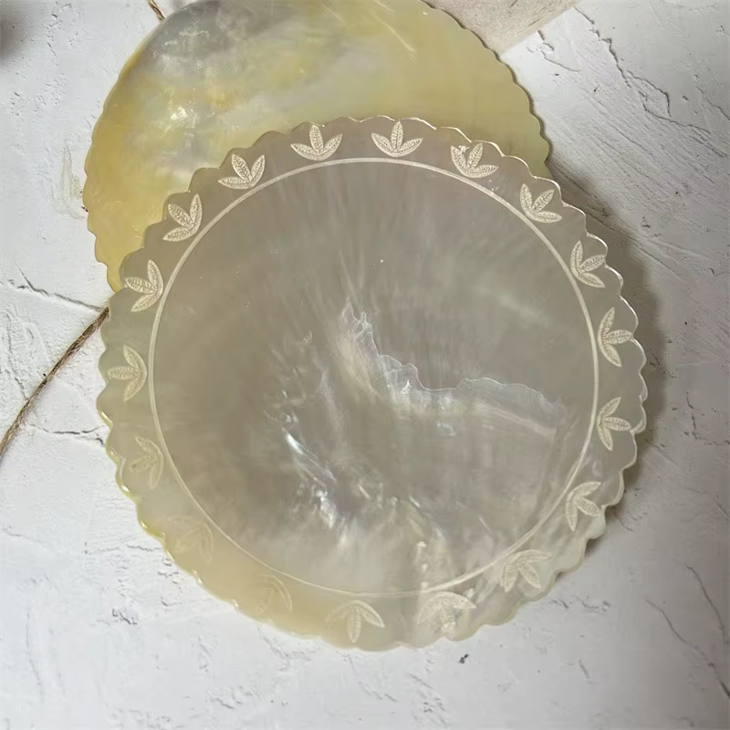 Assiette d'apéritif en coquillage naturel avec bord sculpté créatif