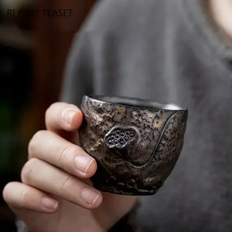 Tasse à thé dorée en poterie traditionnelle japonaise