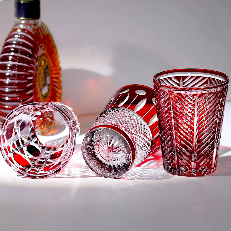 Verre à whisky rouge fait à la main