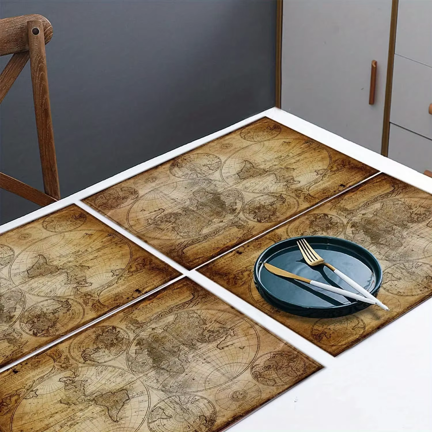Napperons rétro avec carte nautique du monde