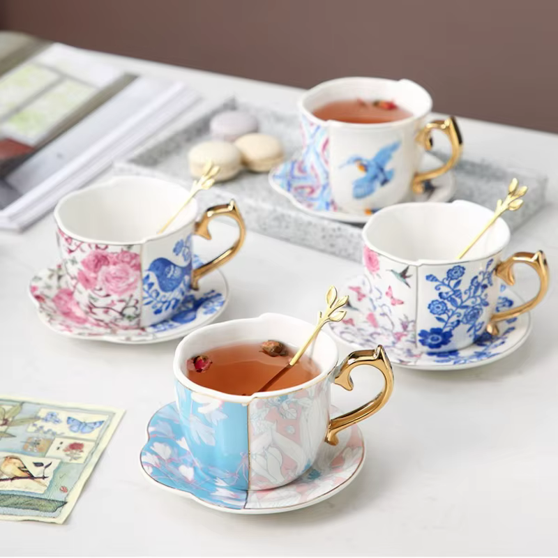 Ensemble de tasses et soucoupes à café et thé de l'après-midi rétro européen