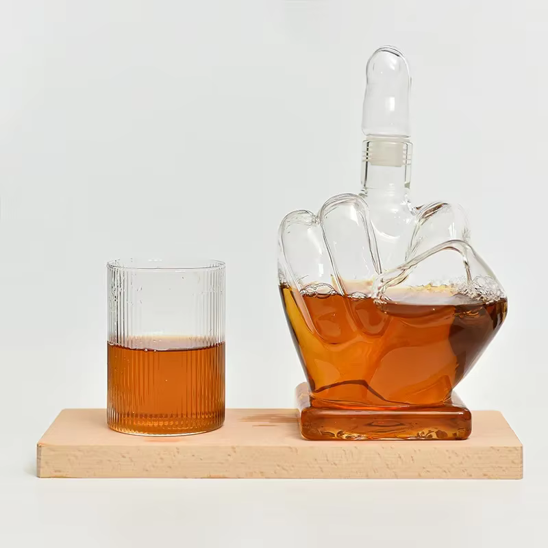 Bouteille de vin en verre à doigt créative