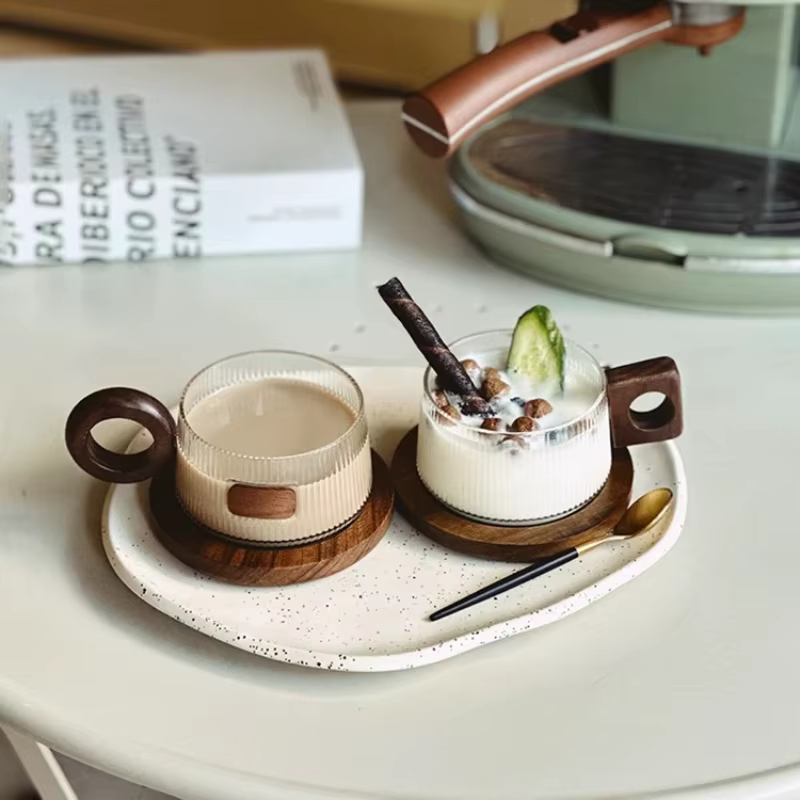 Brochure Tasse à café avec poignée en bois massif