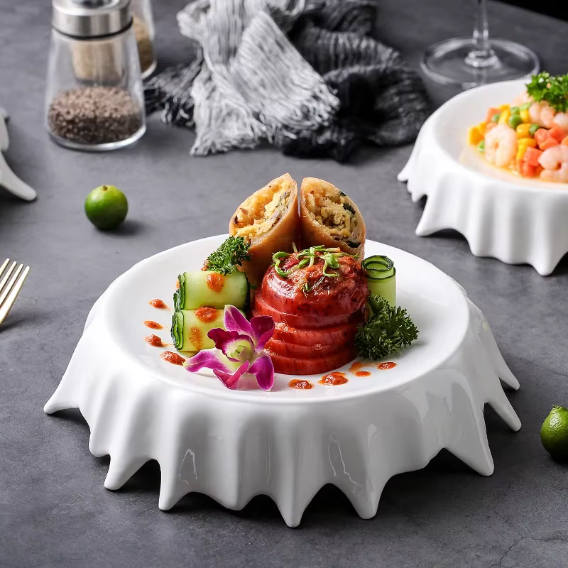 Assiette irrégulière blanche moderne
