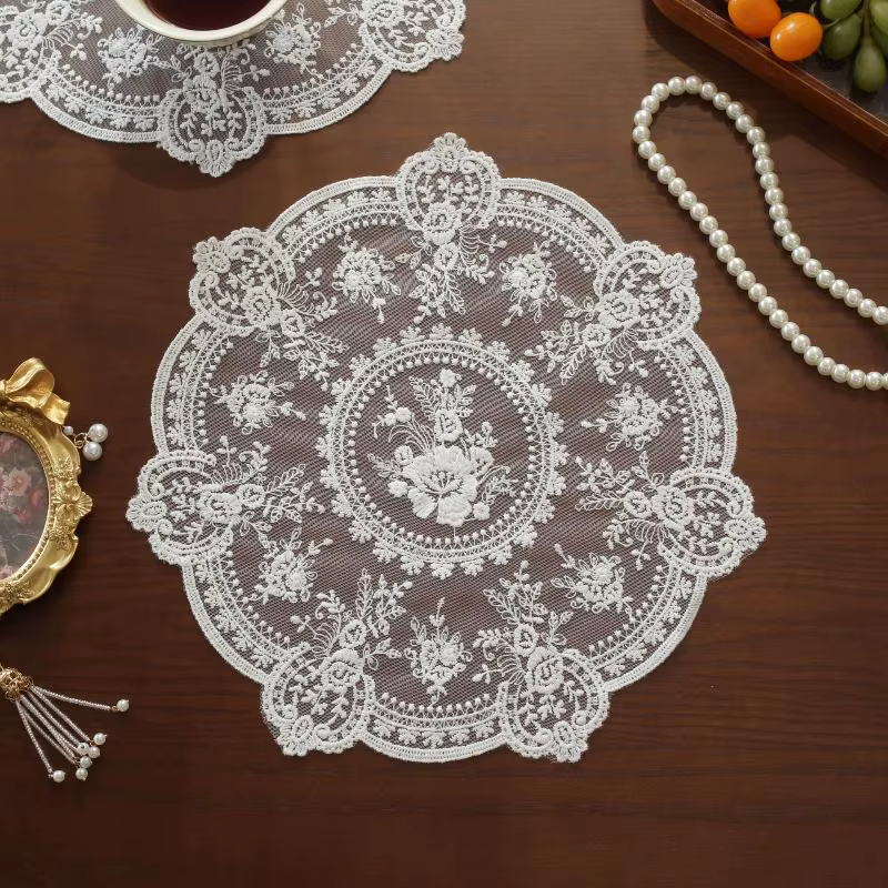 Set de table rétro européen avec broderie exquise