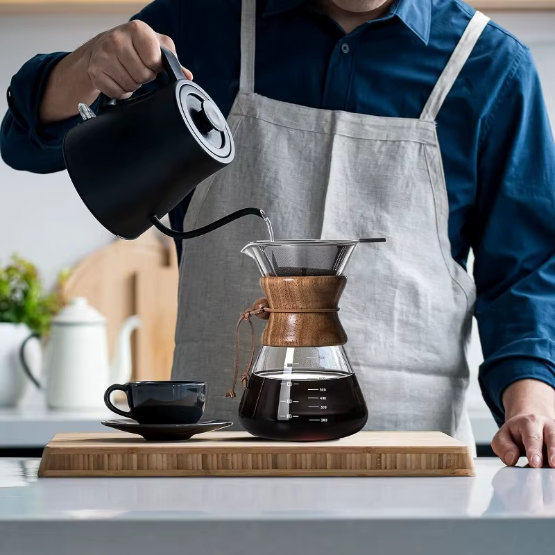 Cafetière à verser manuelle avec manchon en bois