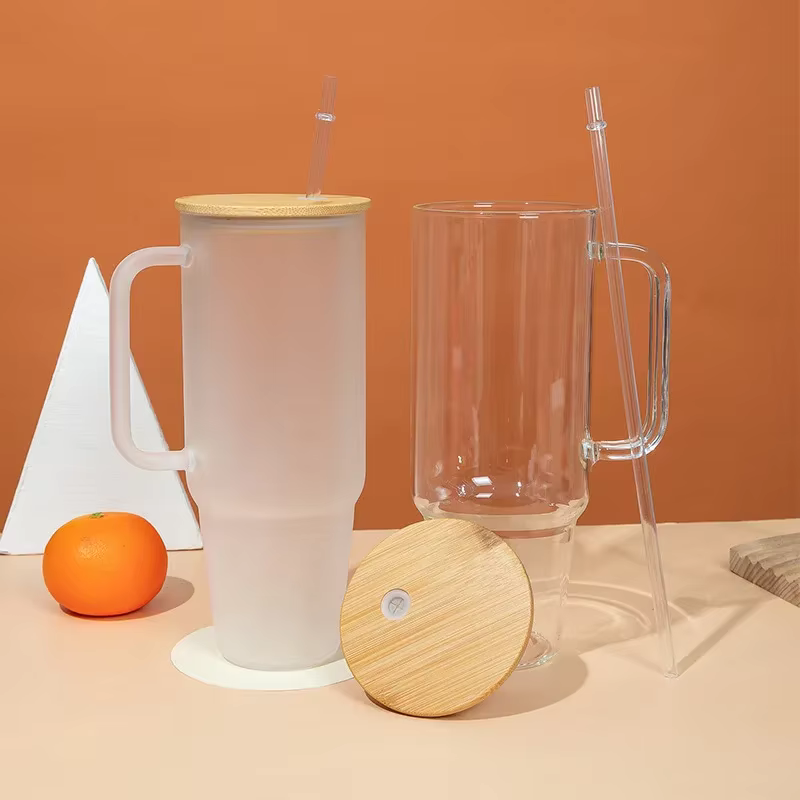 Tasse en verre avec poignée et couvercle en paille