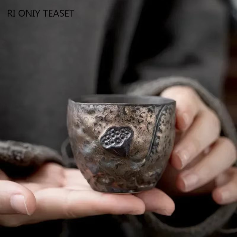 Tasse à thé dorée en poterie traditionnelle japonaise