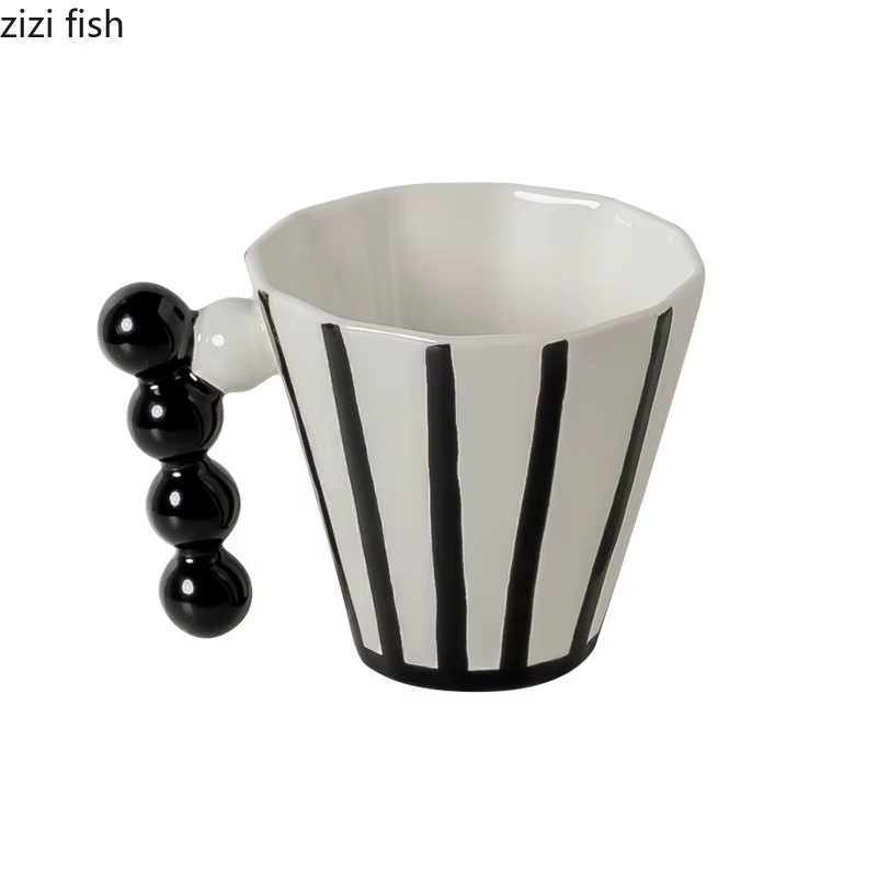 Tasse en céramique rayée rétro