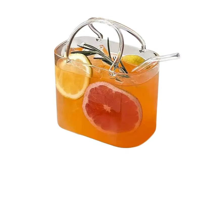 Verre à boire en forme de sac à main avec paille fleurie