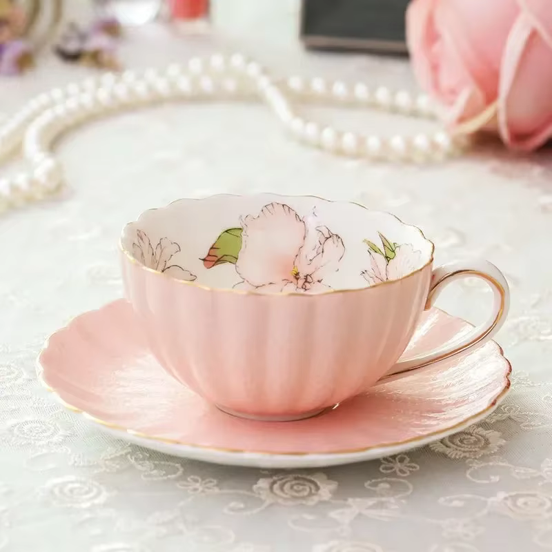 Ensemble de tasses à thé et soucoupes en porcelaine rose