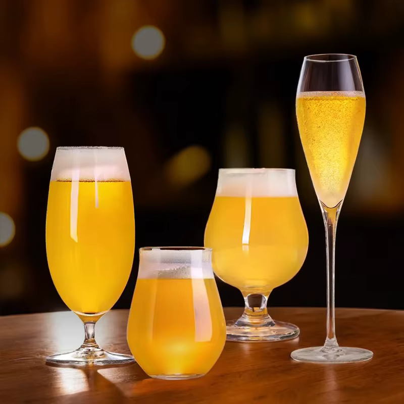 Tasse à bière artisanale transparente