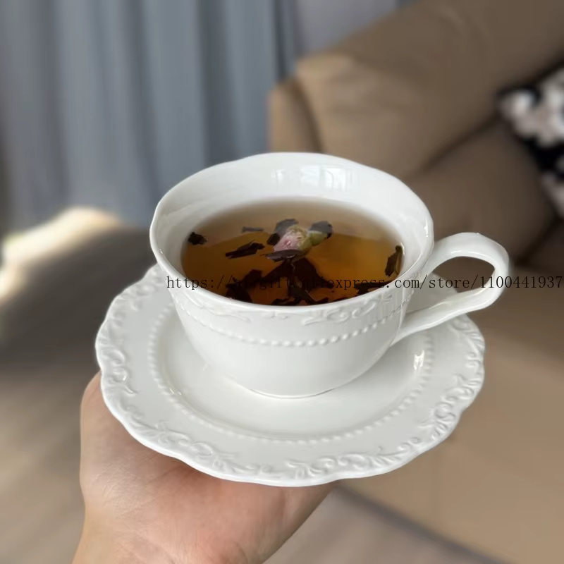 Ensemble de tasses à café et assiettes à fleurs en relief