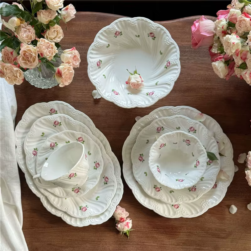 Ensemble d'assiettes en céramique vintage rose