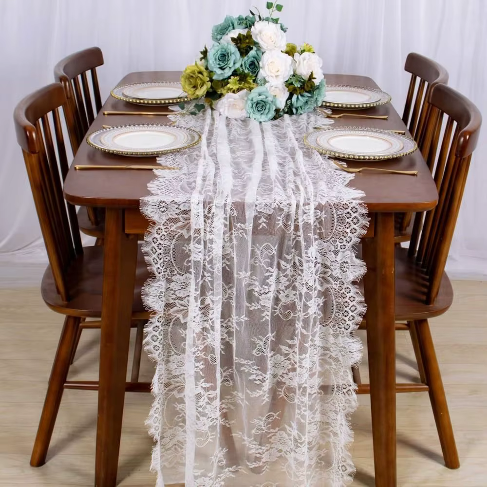 Chemin de table en dentelle blanche