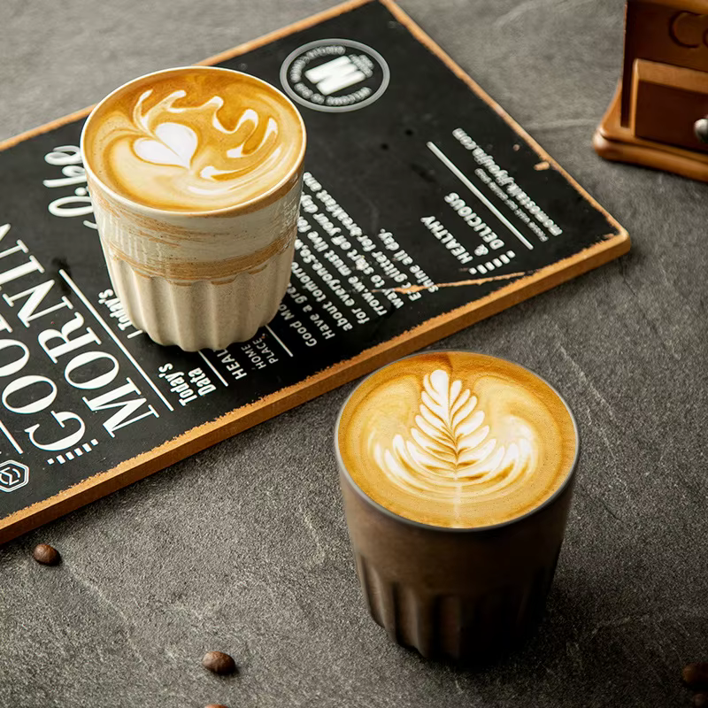 Tenir une tasse à café
