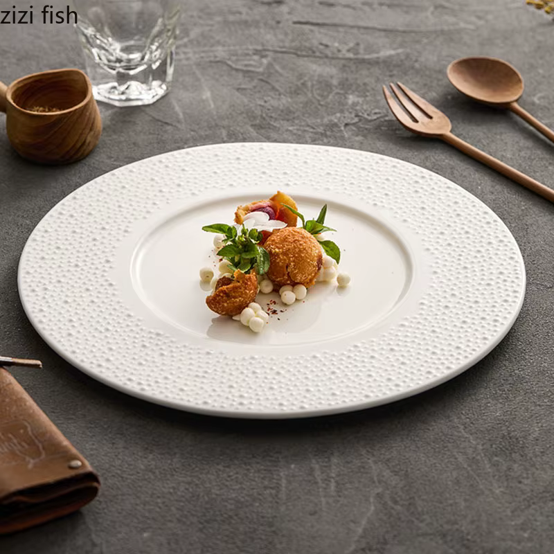 Assiette en céramique blanche à pois