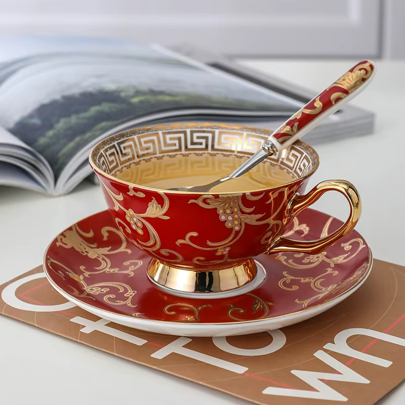 Ensemble de tasses et d'assiettes à café en céramique européenne