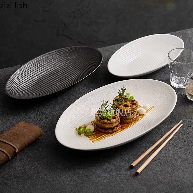 Assiette ovale en céramique à rayures mates