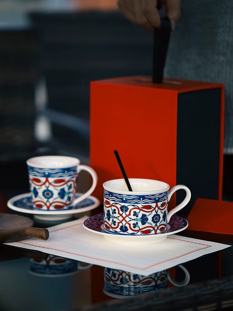 Ensemble tasse à café et soucoupe en céramique latte art