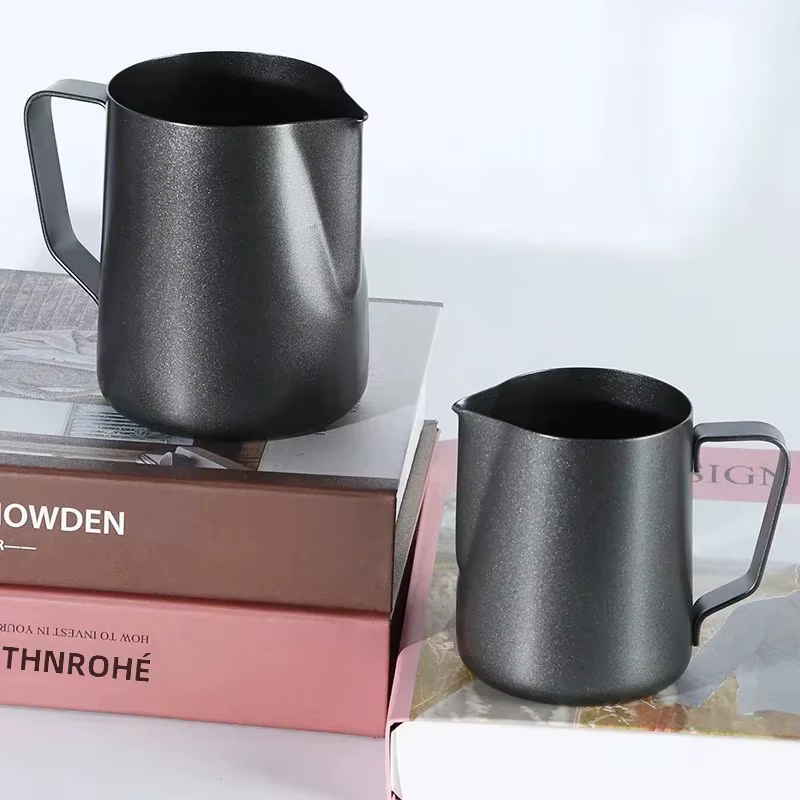 Tasse à latte art noire épaisse 350/600 ml avec bec verseur