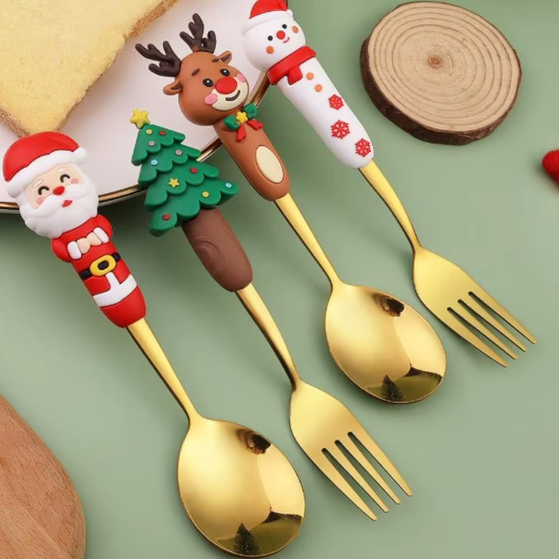 Lot de 4 couverts de Noël dorés et argentés : cuillères et fourchettes