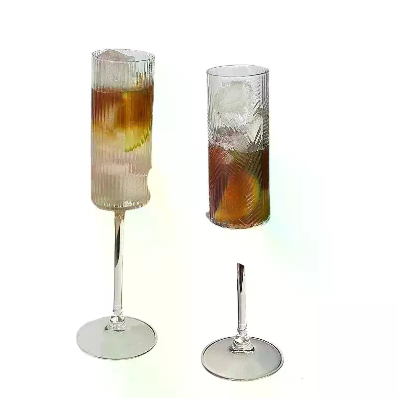 Gobelet en plastique transparent rayé
