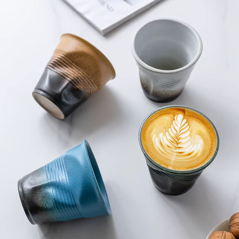 Tasse à café en poterie brute