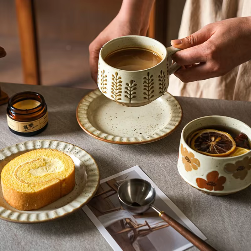 Ensemble de tasses à café et soucoupes rétro haut de gamme