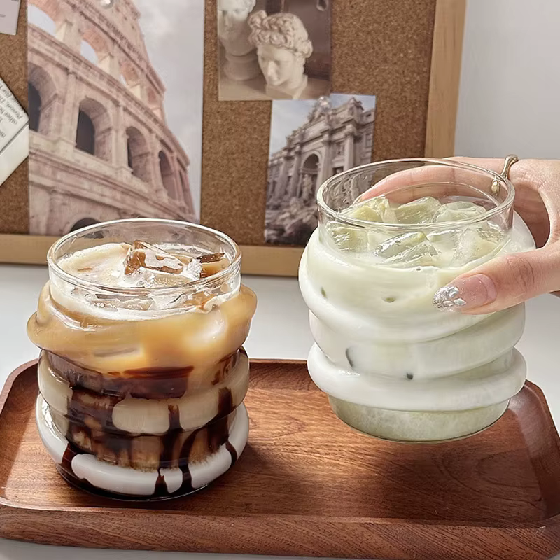 Tasse en verre circulaire irrégulière