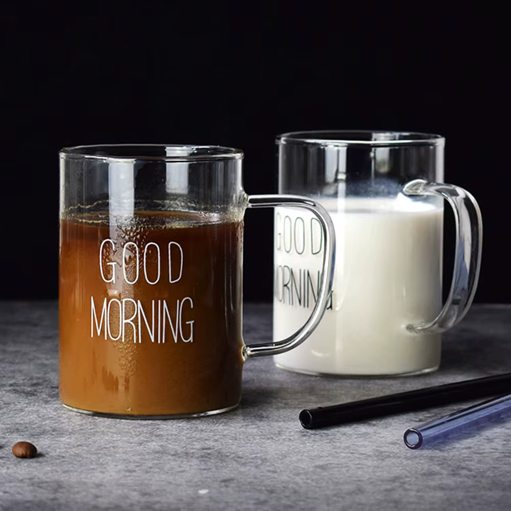 Tasse en verre du bonjour