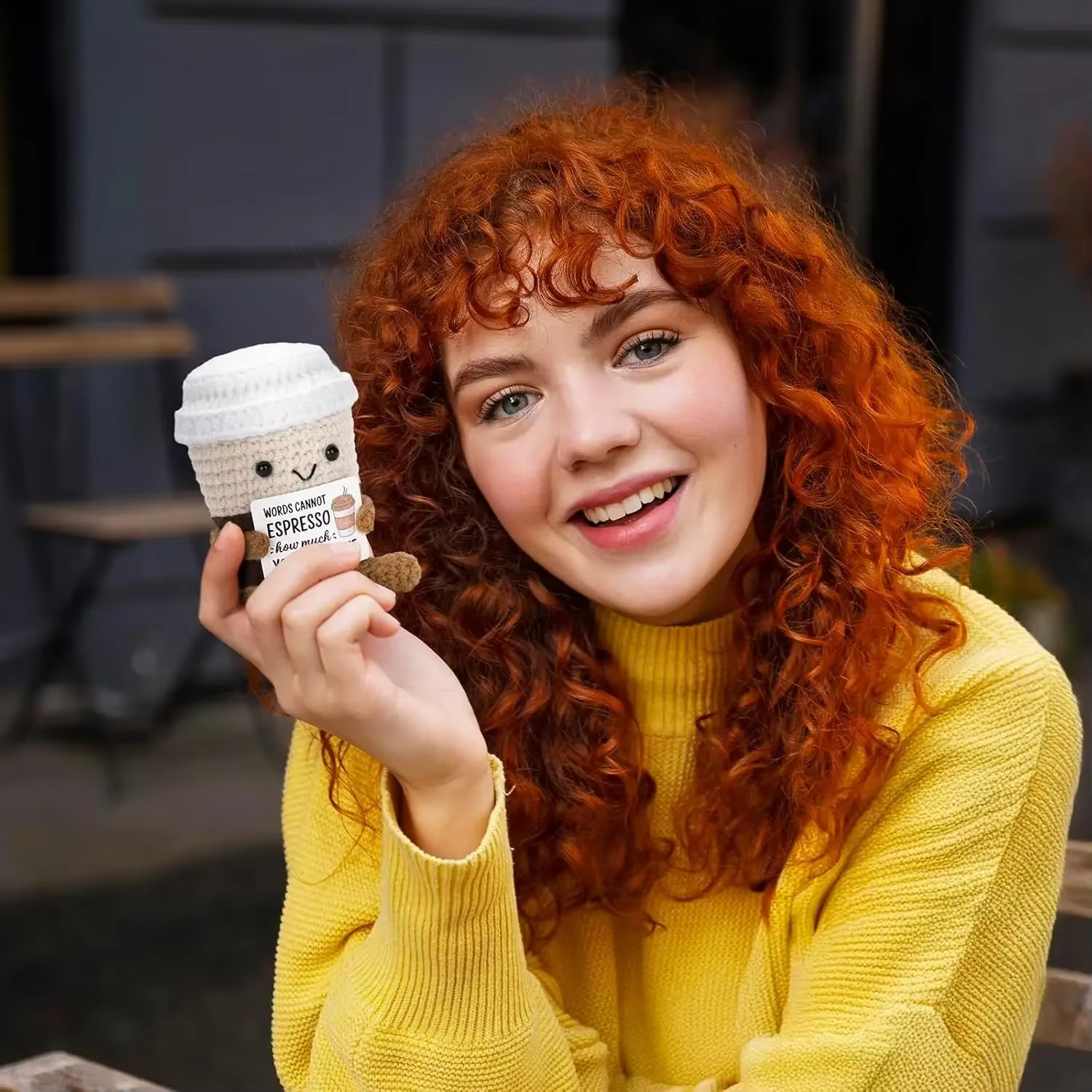 Nouveau drôle Crochet soutien émotionnel café poupée avec carte ornement de bureau à la main tricoté