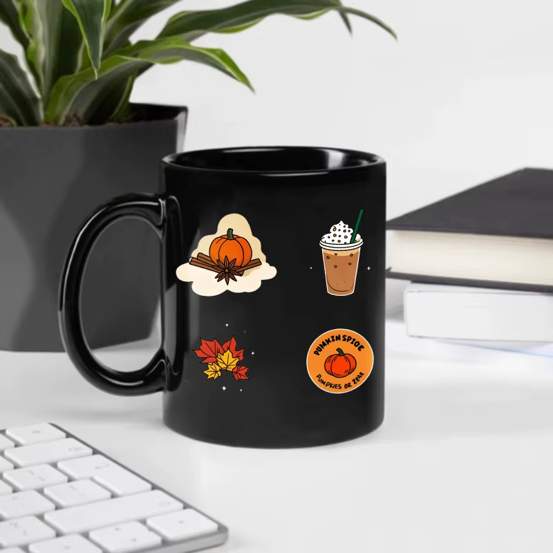 Tasse en céramique noire avec latte aux épices de citrouille et design de feuilles d'automne pour les amateurs de café